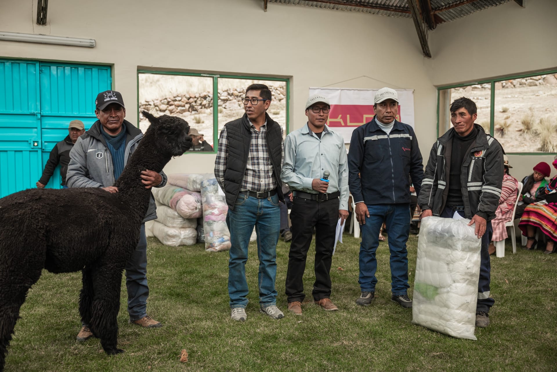 Kit Abrigando Corazones de Tejiendo Oportunidades