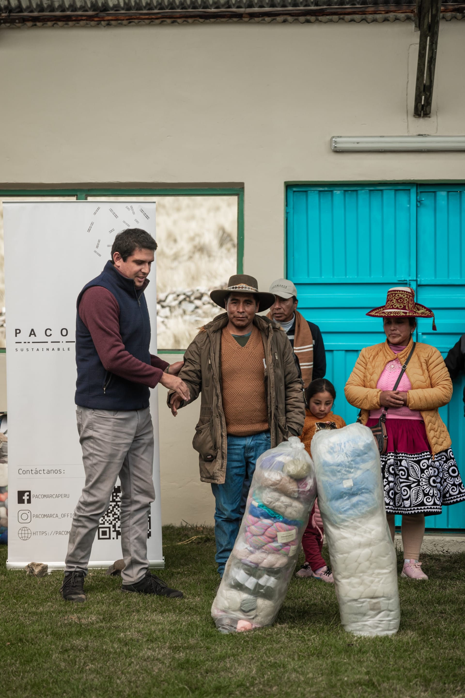 Artesana tejiendo con hilo de alpaca de Pacomarca